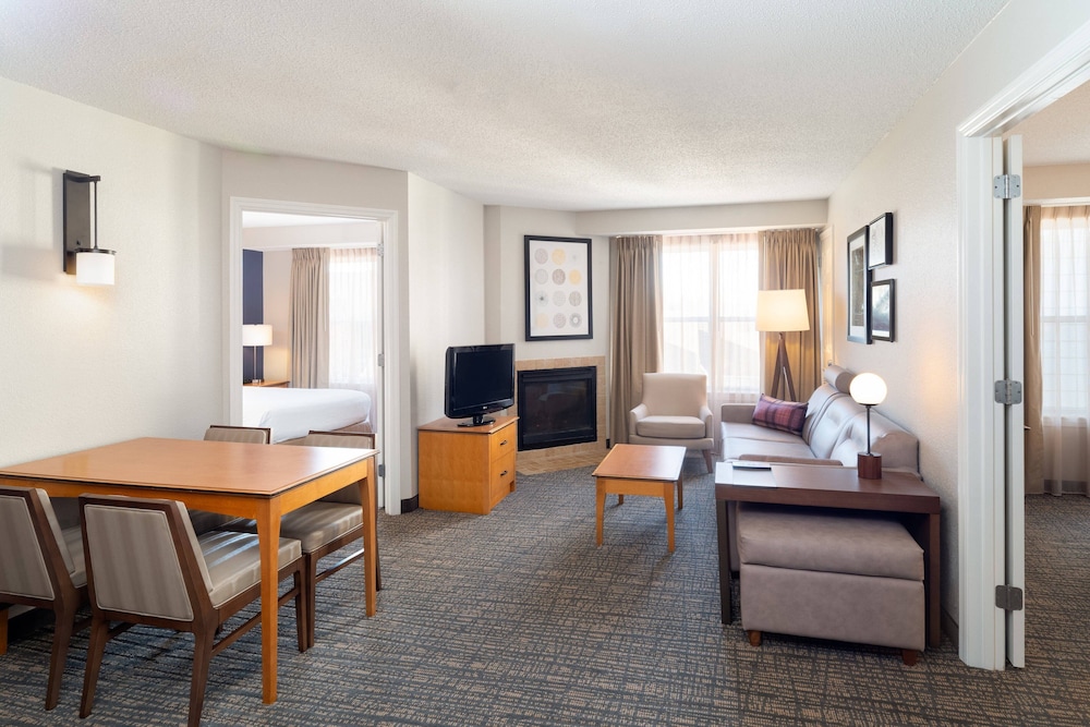 Suite, 2 Bedrooms (Mobility/Hearing Access, Roll-In Shwr)