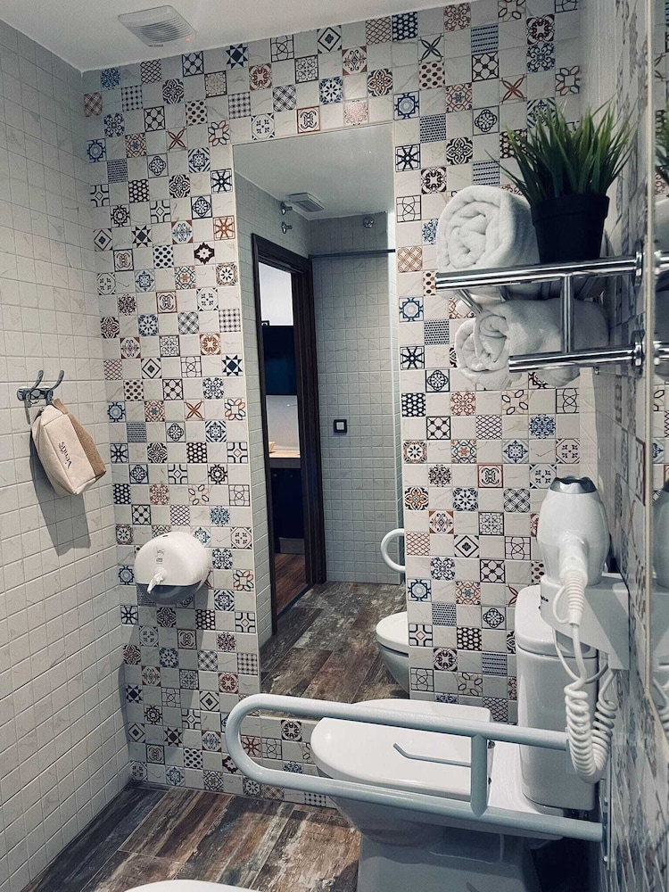 Twin Room, Accessible - Photo 2