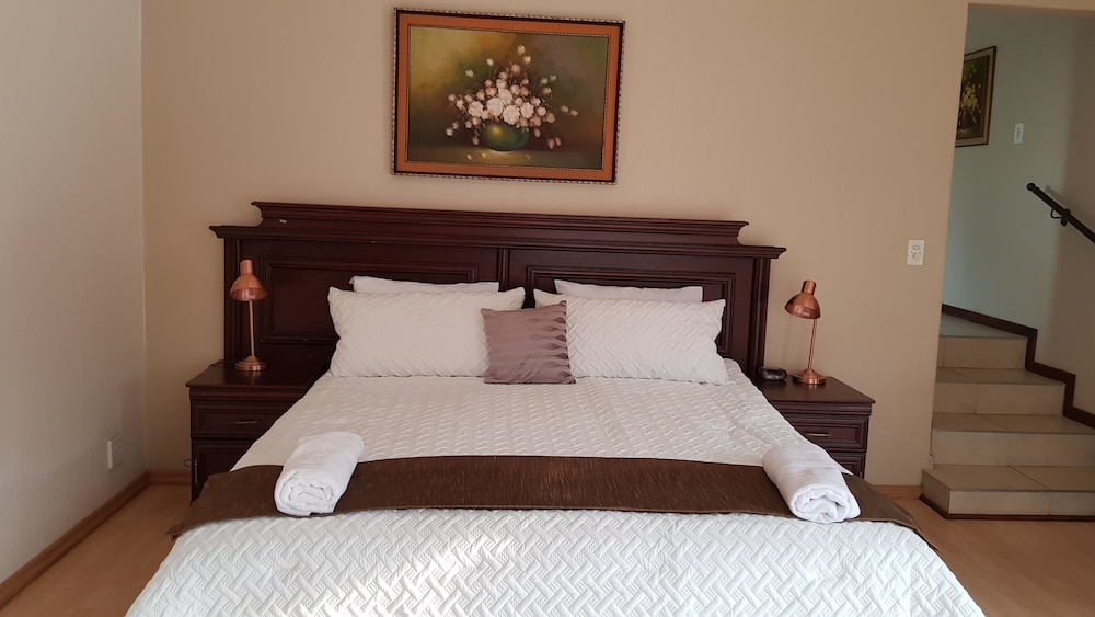 Deluxe Suite, 1 King Bed, Corner