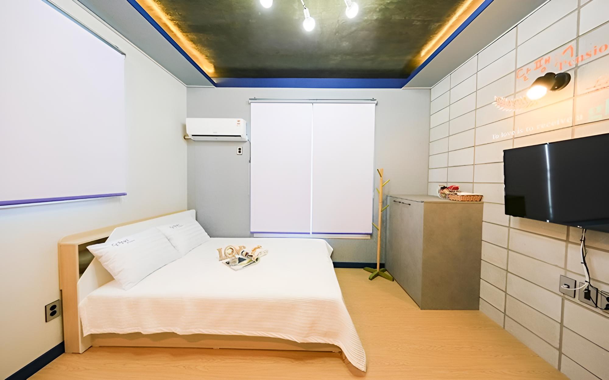 Room (Room 204) - Photo 3