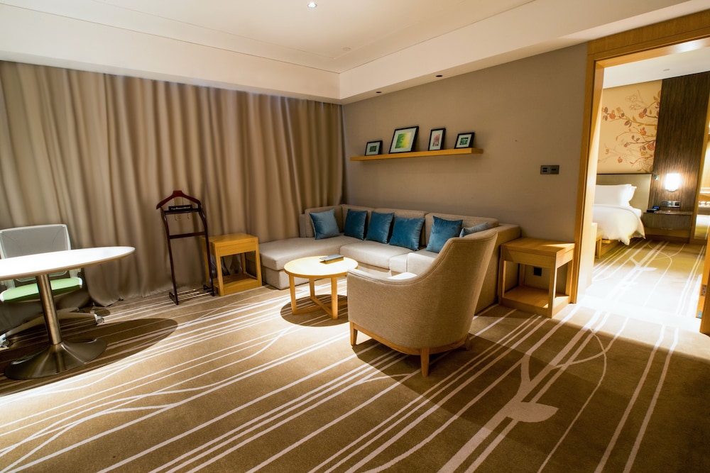 Deluxe Suite, 1 King Bed photo 2