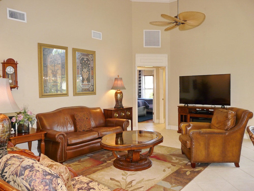 House, Multiple Beds (910 Olive Court) photo 2