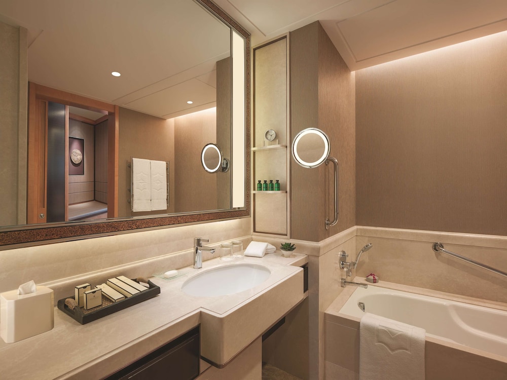 Premier Room, 1 King Bed thumbnail 6