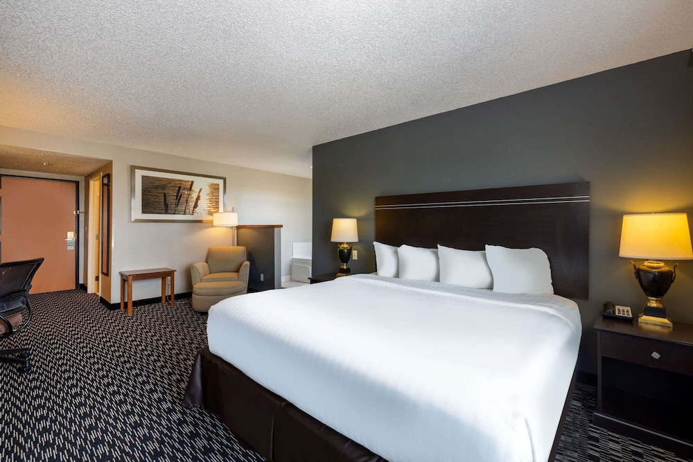 Suite, 1 King Bed, Hot Tub photo 1