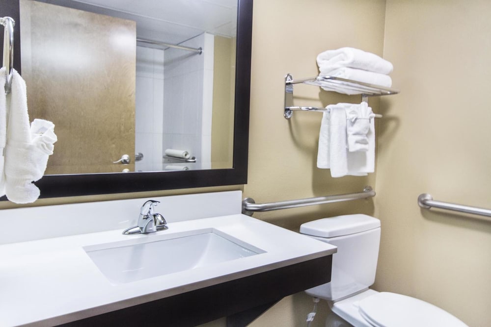 Double Room, 2 Queen Beds, Accessible - Photo 11
