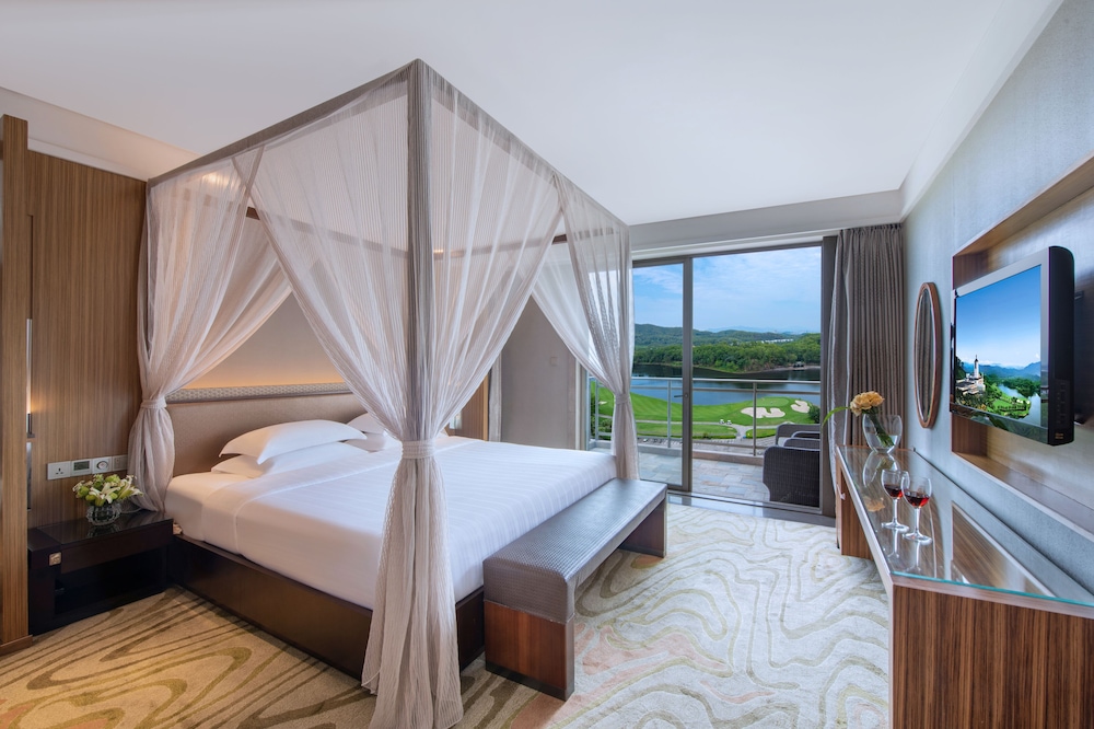 Grande Deluxe Suite With Lake View - Photo 2