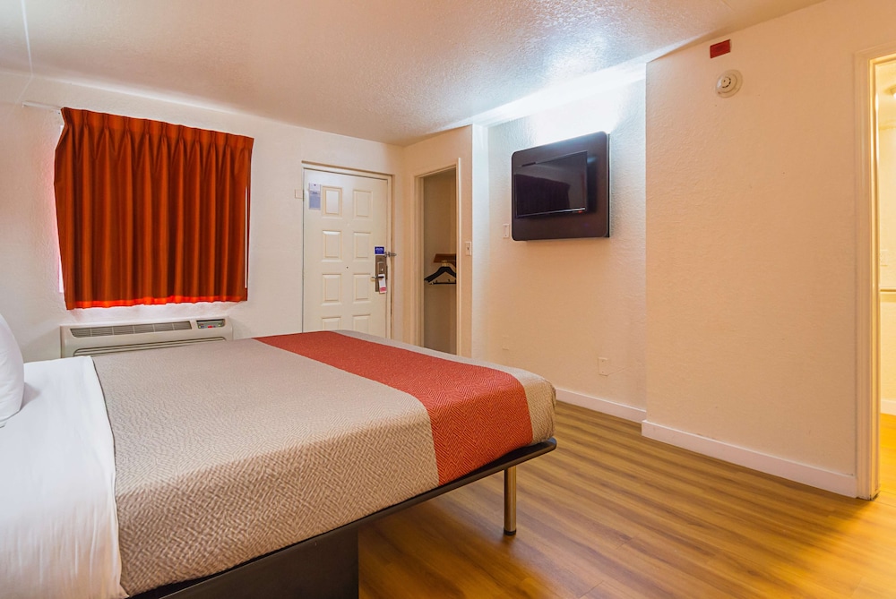 Standard Room, 1 King Bed, Accessible, Non Smoking - Photo 9