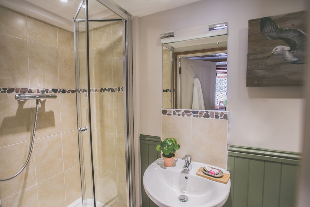 Deluxe Double Room, Ensuite, Harbor View (King Size Bed) - Photo 5