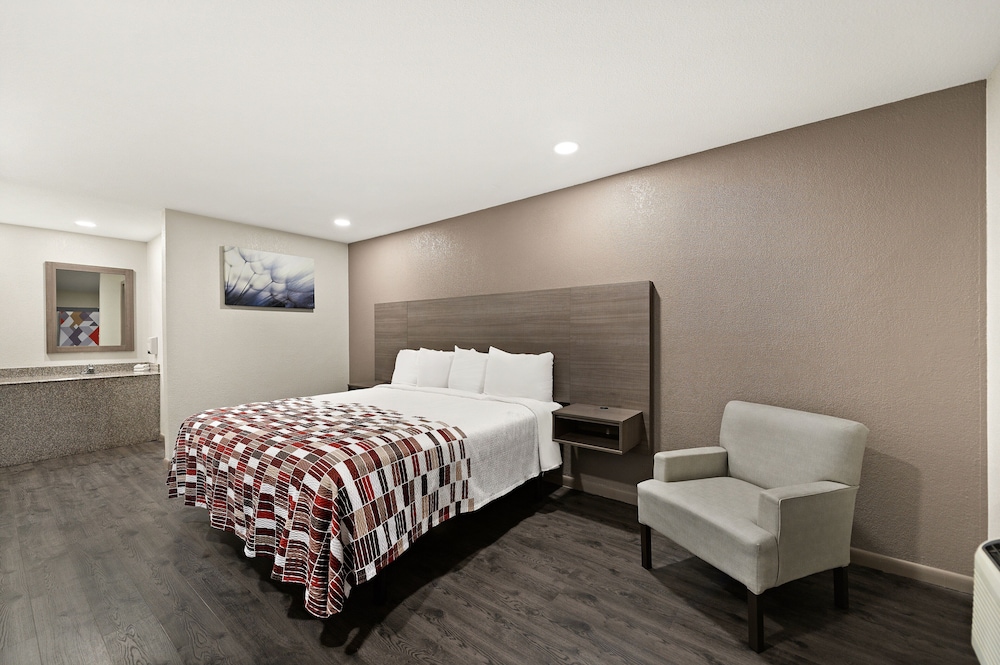 Superior Room, 1 King Bed, Accessible, Non Smoking (Roll-In Shower) photo 1