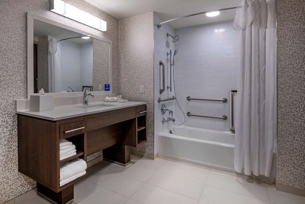 Suite, 1 King Bed, Accessible, Bathtub photo 3