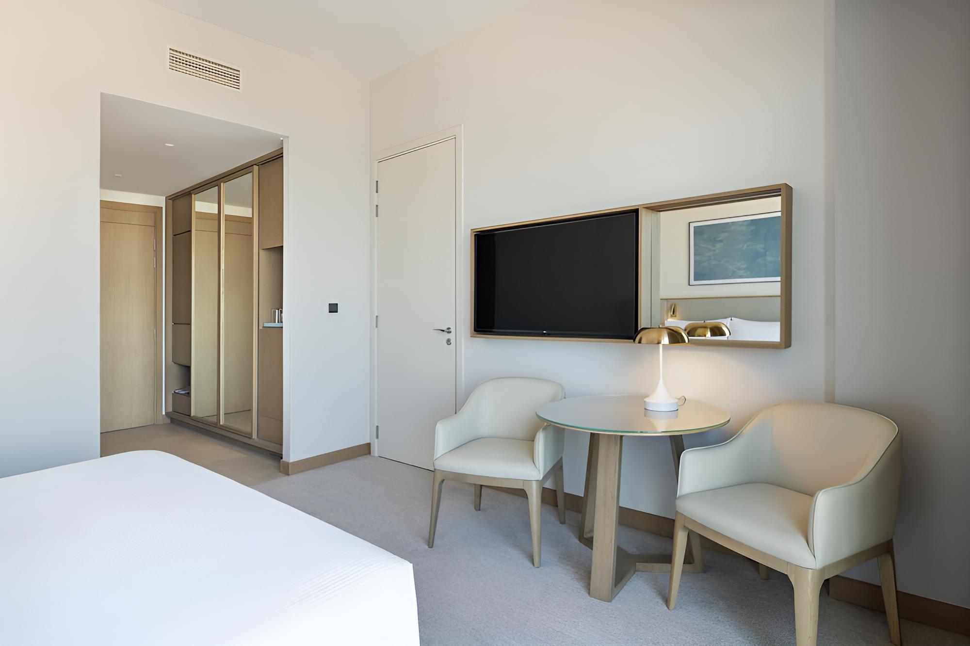 Deluxe Room, 1 King Bed, Partial Sea View - Photo 4