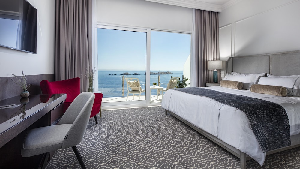 Executive Room, 1 King Bed, Sea View thumbnail 5