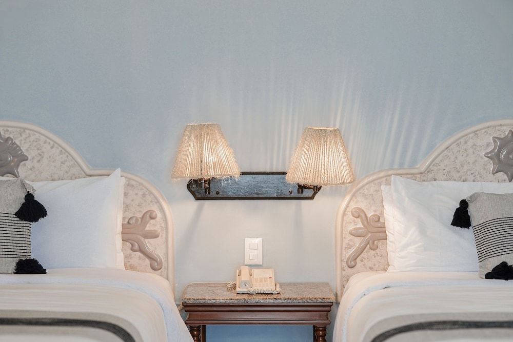 Standard Room, 2 Queen Beds, Garden View photo 3