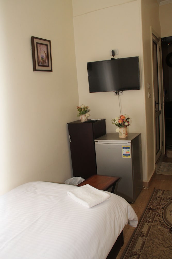 Twin Room, 2 Twin Beds, Private Bathroom - Photo 1