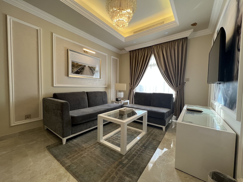 Deluxe King Suite - Photo 6