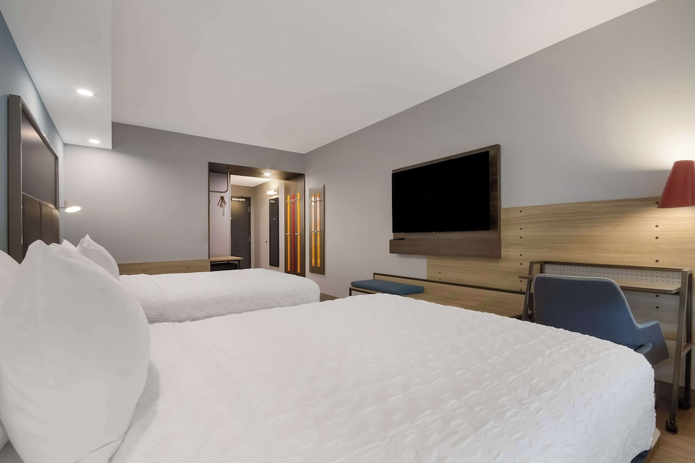 Room, 2 Queen Beds (Bench) - Photo 2