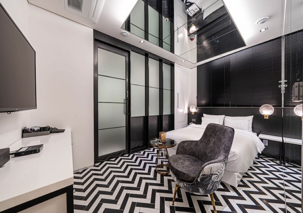 Deluxe Double Room (Netflix/ Youtube Available on TV) - Photo 27