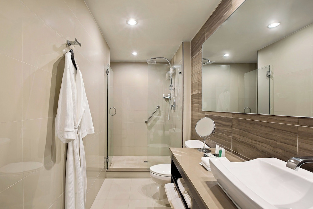 Business Suite, 1 King Bed photo 3
