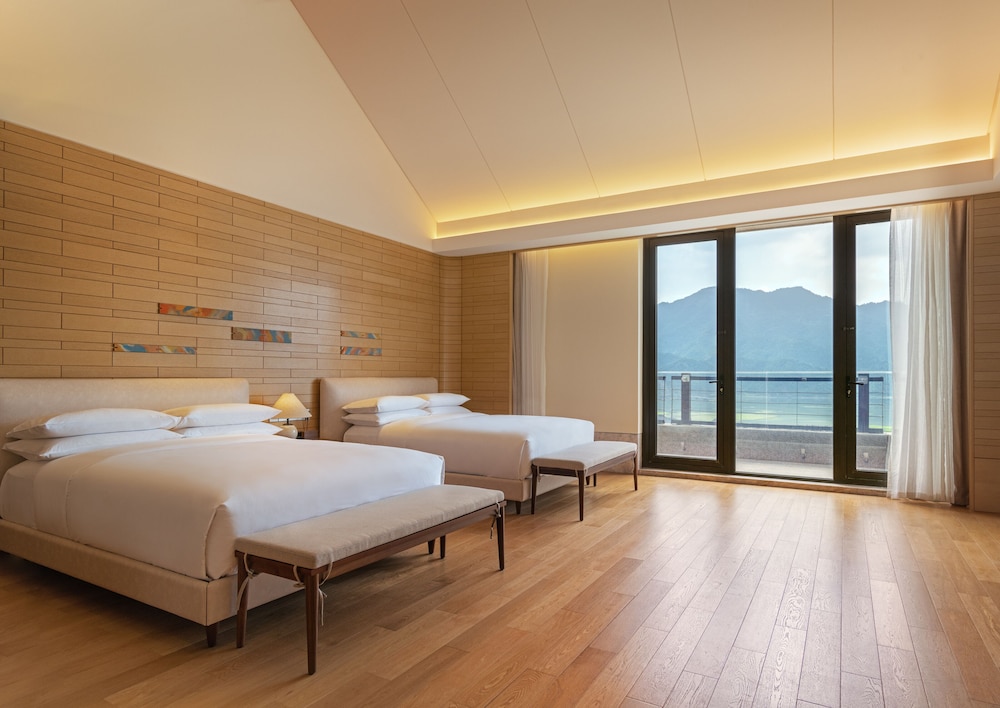 Premium Suite, Multiple Beds thumbnail 6