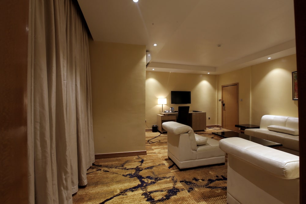 Superior Room, 1 King Bed photo 3