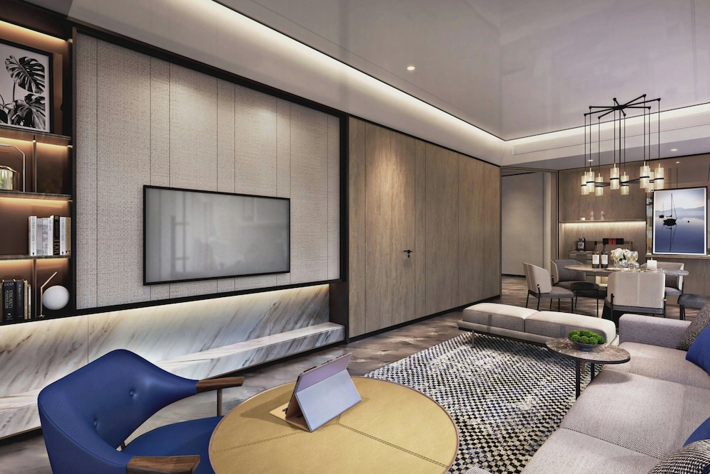 Executive Suite, 1 King Bed, City View