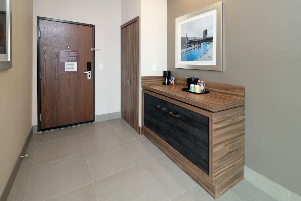 Deluxe Room, 1 Queen Bed, Accessible - Photo 2