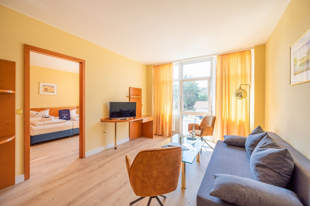 Deluxe Suite, 1 Queen Bed, City View (Countryside View) photo 3