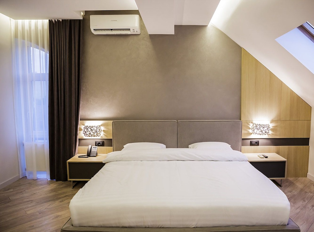 Deluxe Suite, 1 King Bed with Sofa bed photo 3