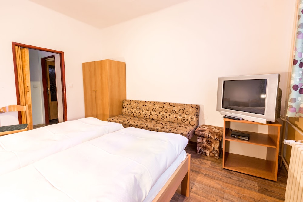 Double or Twin Room (with Extra Bed, Room 4) photo 2