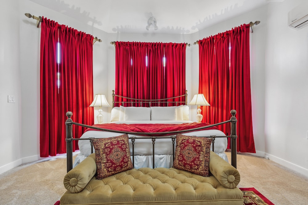 C Suite - Presidential Grand Spa 2 Person Sized Jetted Tub, 1 King Bed, 2nd Floor