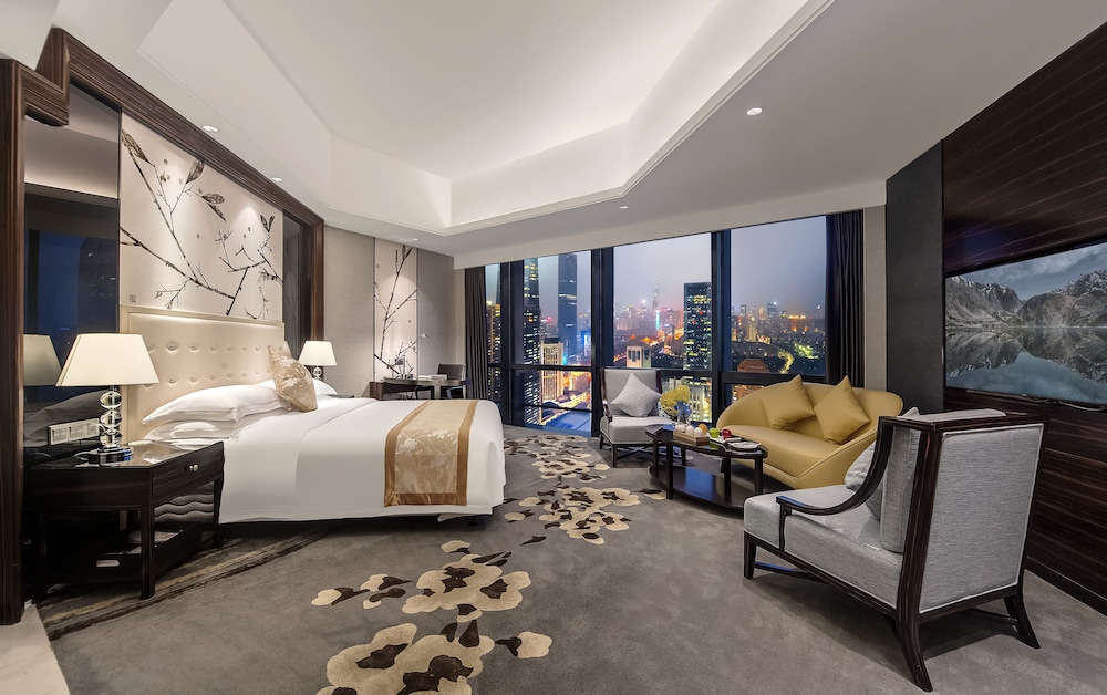 Deluxe Executive 1 King Bed(Complimentary Mini Bar and Night Snack) - Photo 1