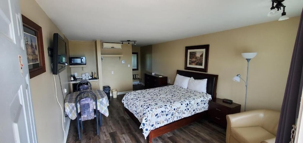 Comfort Room, 1 Queen Bed, Kitchenette (Puffin Pantry)