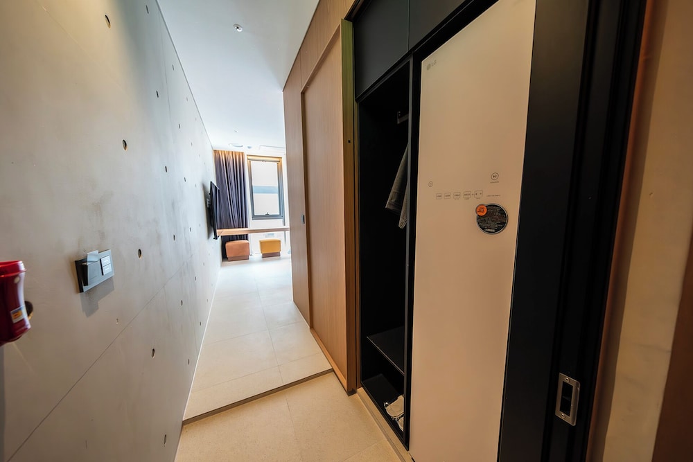Walk-in Deal, Standard photo 2