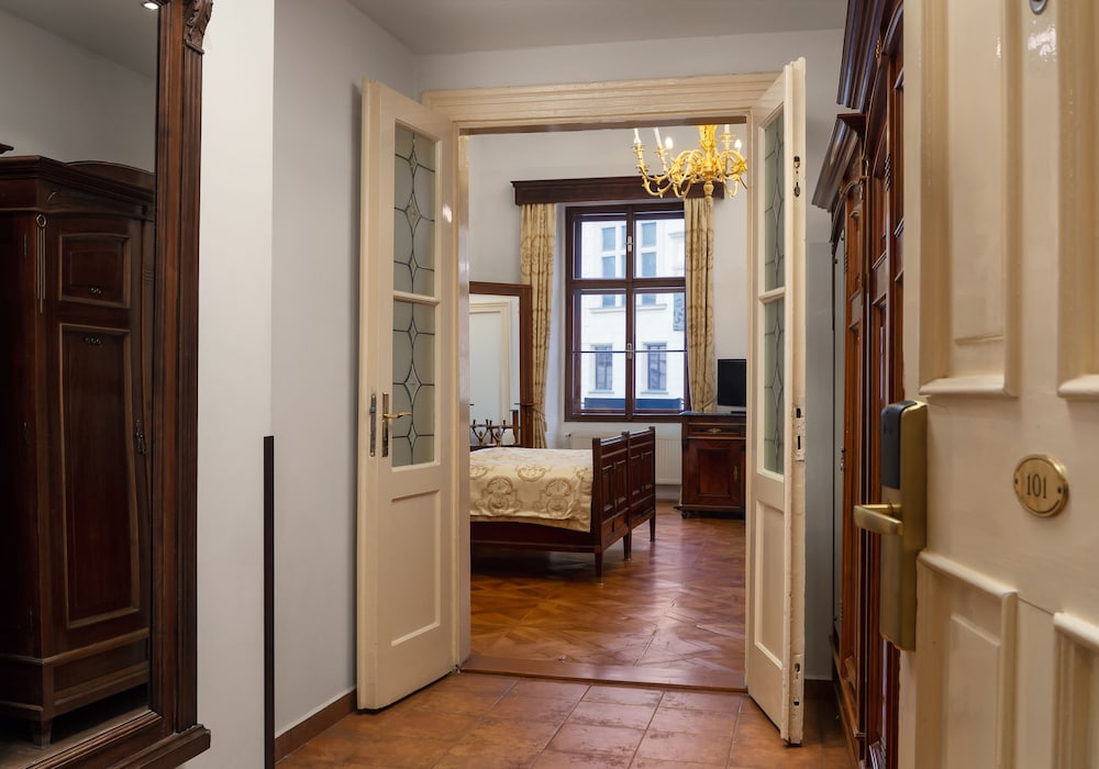 Deluxe Room thumbnail 5