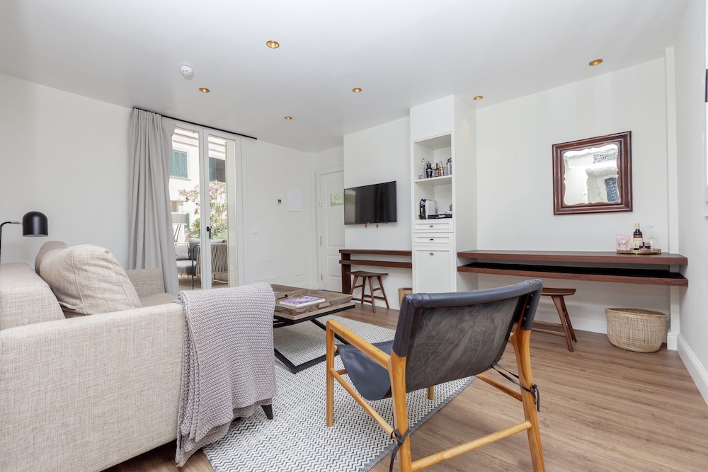 Suite, 2 Bedrooms, Terrace - Photo 2