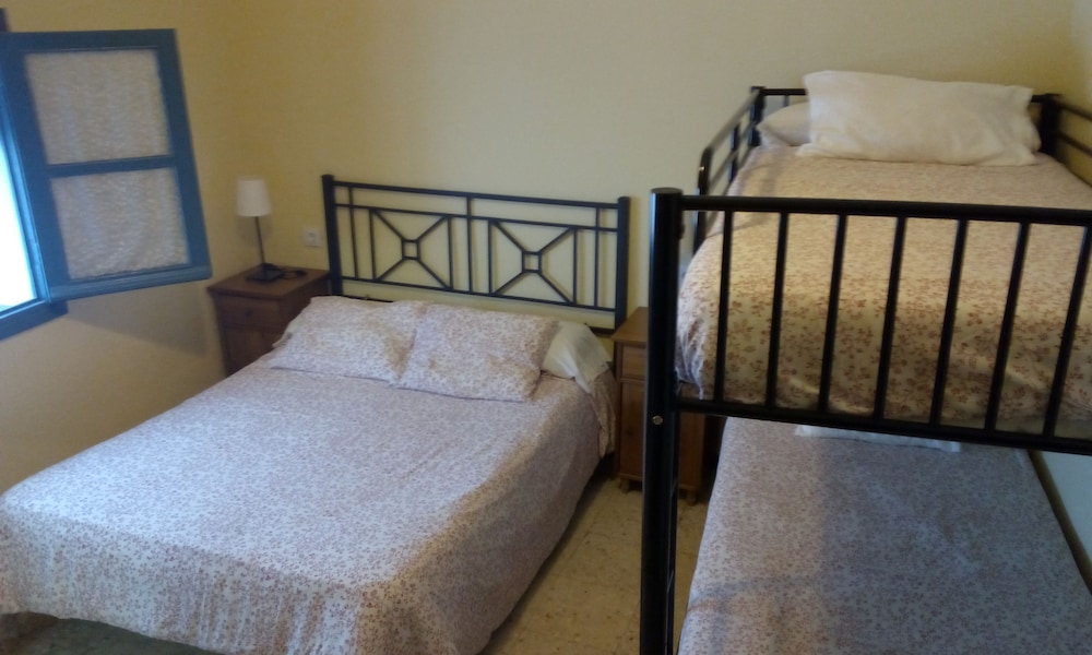 Quadruple Room, Private Bathroom - Photo 3