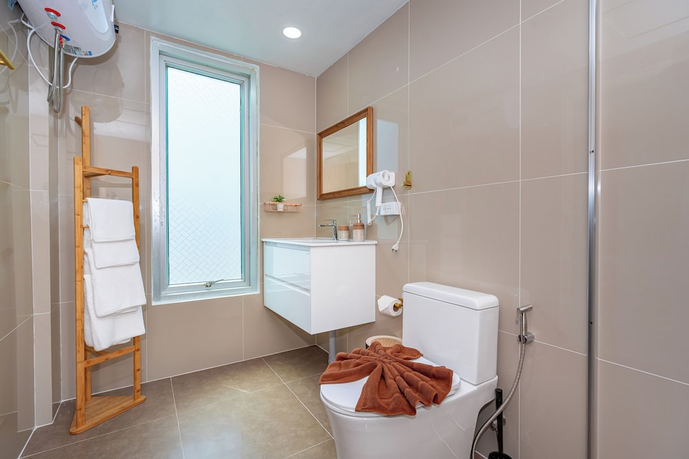 Standard Queen Room - Photo 8