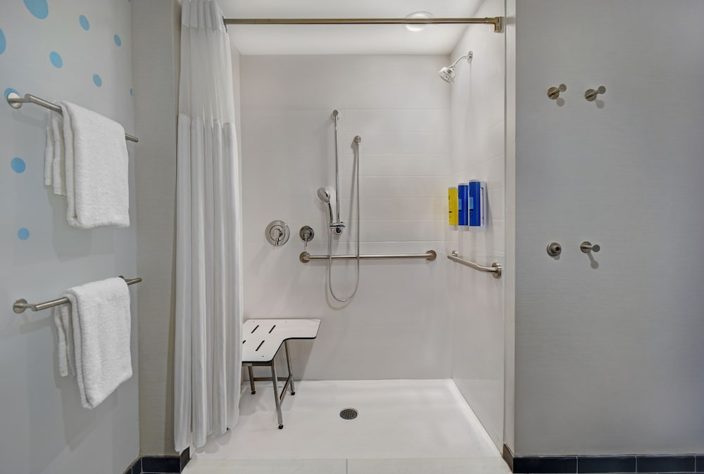 Room, 2 Queen Beds, Accessible (Roll-In Shower) - Photo 9