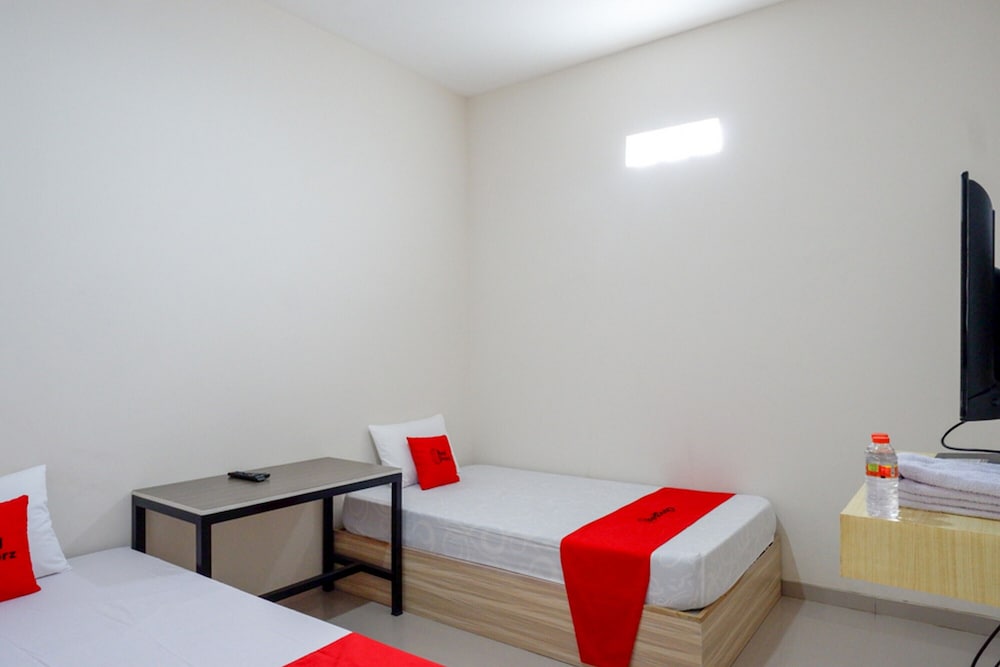 Twin Room (Reddoorz) - Photo 5