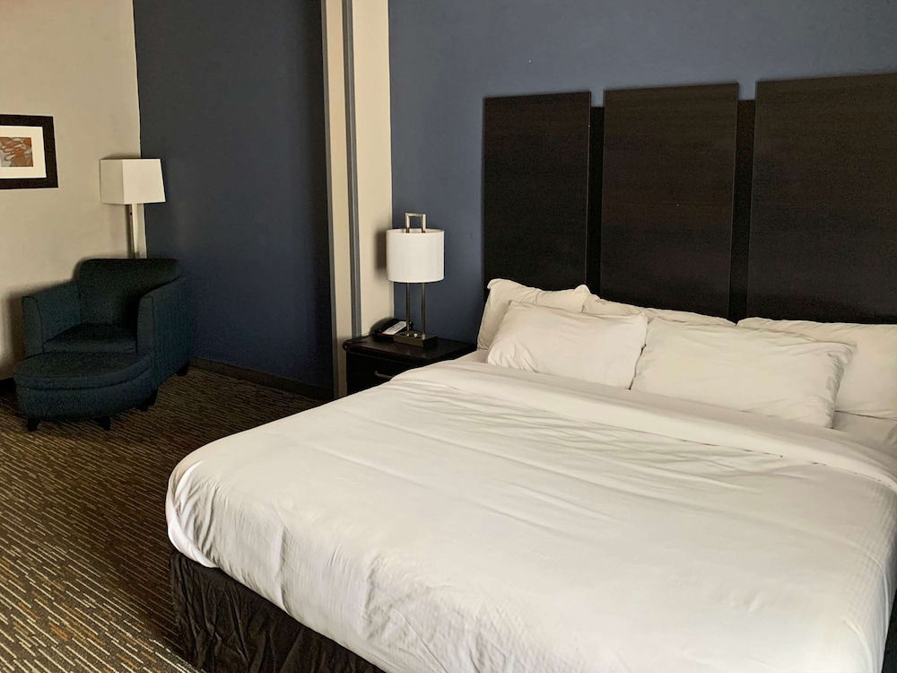 Standard Room, 1 King Bed, Non Smoking - Photo 2