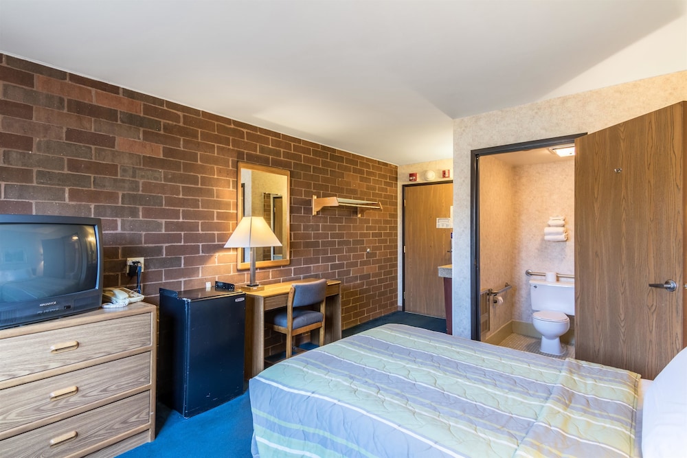 Standard Suite, 1 Queen Bed, Non Smoking photo 3