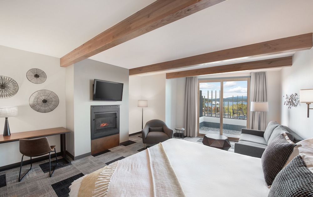 Deluxe Room, 1 King Bed with Sofa bed, Fireplace, Garden View