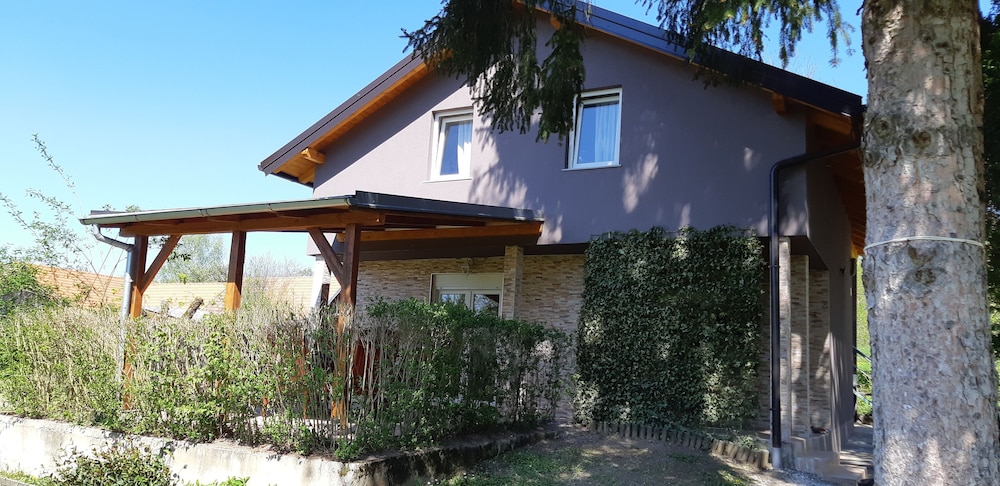 House, 4 Bedrooms, Patio photo 2