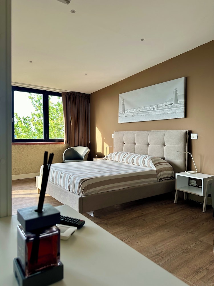 Panoramic Room, 1 King Bed with Sofa bed, Non Smoking, Valley View
