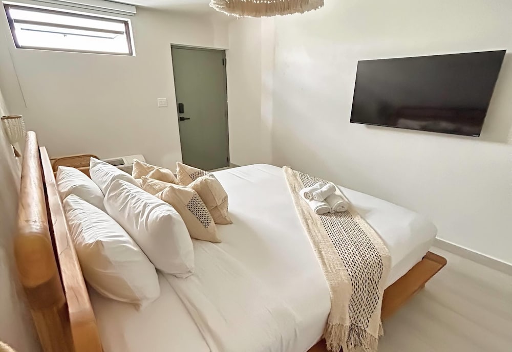 Standard Room, 1 Queen Bed, Non Smoking photo 3