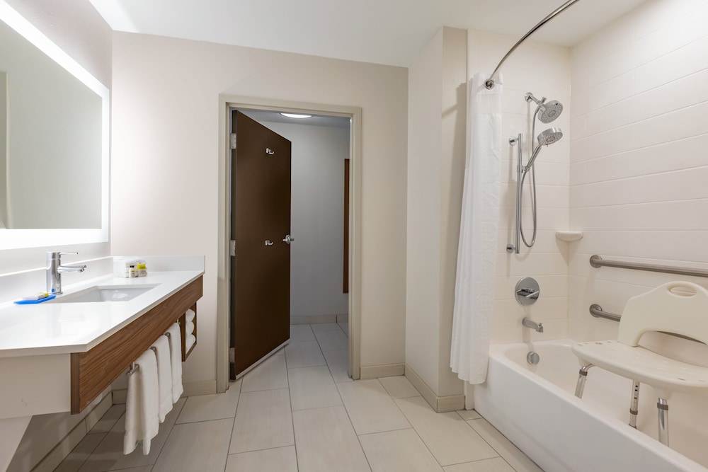 Suite, 1 King Bed, Accessible (Comms, Mobil, Roll-In Shower) - Photo 13