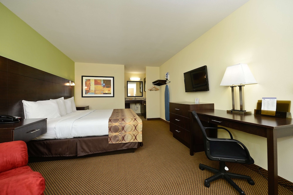 Room, 1 King Bed, Smoking - Photo 2
