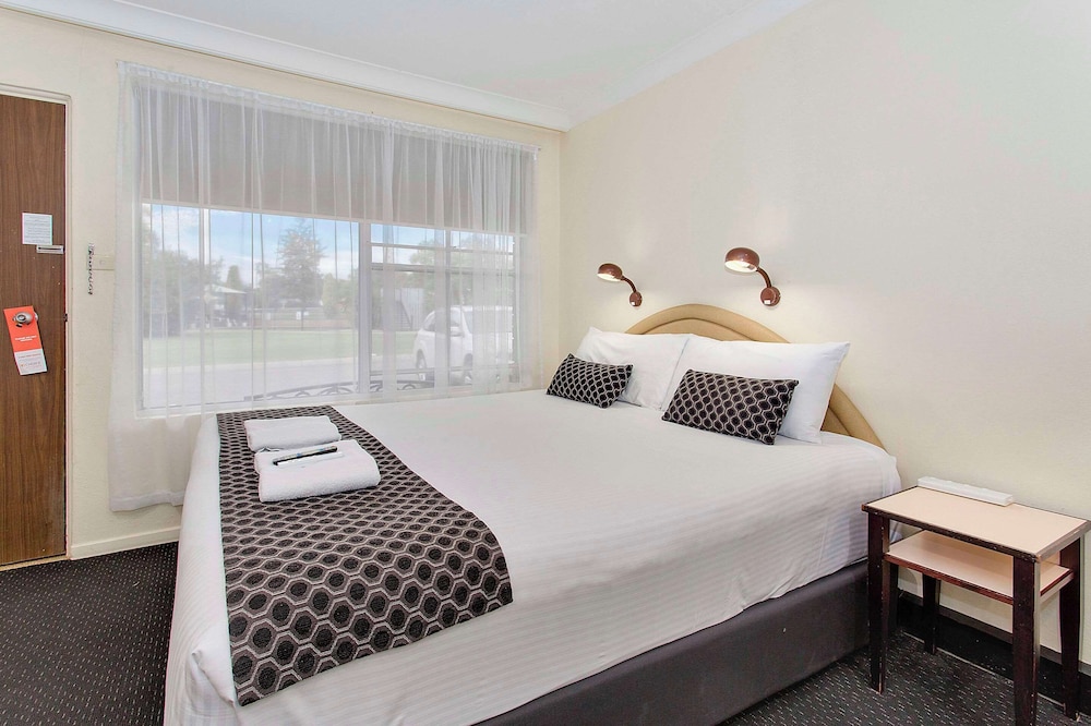Room, 1 King Bed, Non Smoking (Upgrade) - Photo 4