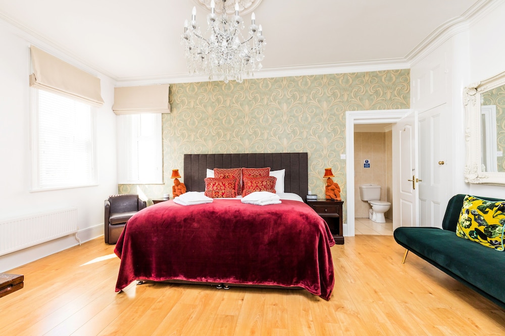 Superior Family Room - Photo 5