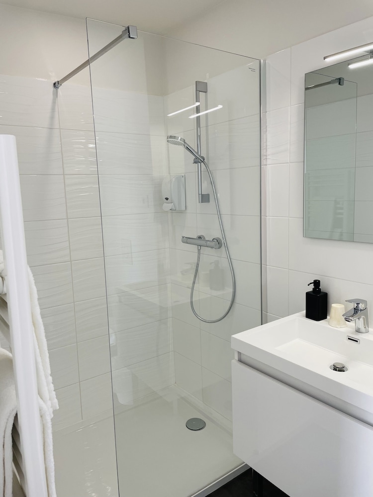 Suite - Photo 16
